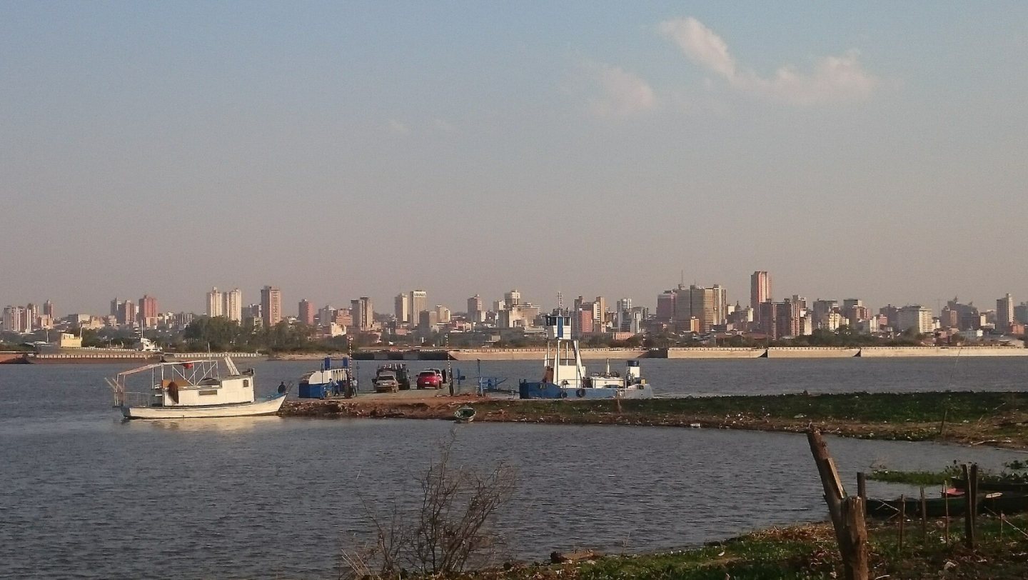 Panorama Asunción widziana od strony rzeki